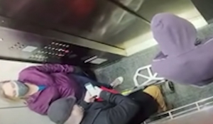 Viral βίντεο: Νεαρός βήχει προκλητικά μέσα σε ασανσέρ και ο παππούς... τον κάνει του αλατιού