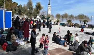 Υπαίθριος καταυλισμός από πρόσφυγες και μετανάστες το λιμάνι της Μυτιλήνης