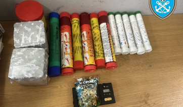 Σύλληψη ημεδαπού για ναρκωτικά και κατοχή πυροτεχνημάτων στον Πειραιά