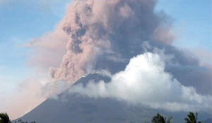 Νέος τρόμος στην Ινδονησία: «Ξύπνησαν» δύο ηφαίστεια πέντε μέρες μετά το φονικό σεισμό και το τσουνάμι