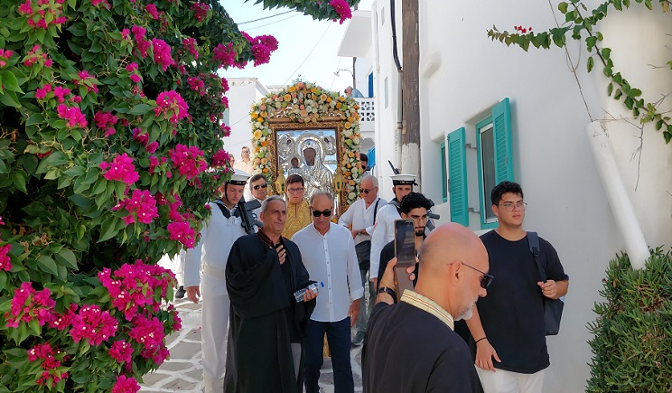 Πάρος, Εννιάμερα της Παναγίας: Μεγαλειώδης εορτασμός – Ευλάβεια και κατάνυξη στη λιτάνευση της Ιερής Εικόνας (Bίντεο)