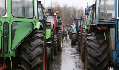 Μπλόκα αγροτών σε όλη τη χώρα «πολιορκούν» την κυβέρνηση