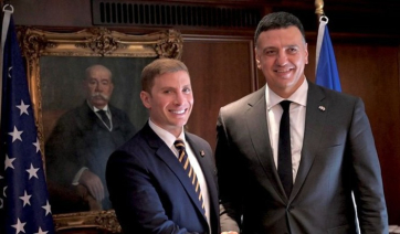 Β. Κικίλιας στη συνάντηση με τον ΥΦΥΠΕΞ των ΗΠΑ: «Θα συνεργαστούμε με βάση τα κοινά μας συμφέροντα και προς όφελος της μέσης οικογένειας»