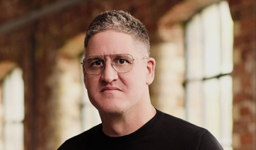 &quot;Χαροπαλεύει&quot; Βρετανός δισεκατομμυριούχος μετά από σοβαρό τροχαίο στη Μύκονο (Βίντεο)