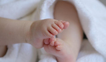 Υποχρεωτική νοσηλεία σε ψυχιατρική κλινική για τη μητέρα του βρέφους που βρέθηκε νεκρό στην Πάρο- Αφέθηκε ελεύθερη υπό όρους