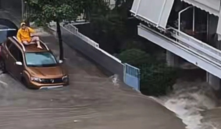 Άλιμος: Κατέρρευσε μάντρα πολυκατοικίας από την έντονη κακοκαιρία - Οδηγός ανέβηκε στον «ουρανό» του αυτοκινήτου (βίντεο)