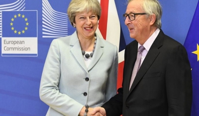 Έδωσαν τα χέρια Μέι-Γιούνκερ για το Brexit: Ξεκινάει η β' φάση των διαπραγματεύσεων