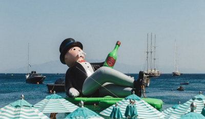 Ενας τεράστιος φουσκωτός κύριος Monopoly κατέλαβε παραλία της Μυκόνου -Τι έχει συμβεί;