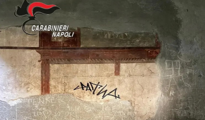 Νέος βανδαλισμός σε μνημείο της Ιταλίας: Ολλανδός τουρίστας έγραψε με μαρκαδόρο σε αρχαίο τοίχο σπιτιού