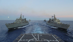 Πολεμικά πλοία καταπλέουν στην «θερμή» ζώνη του Αιγαίου