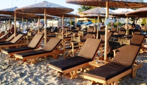 Νέο «σαφάρι» ελέγχων για ξαπλώστρες και ομπρέλες στις παραλίες - 11 συλλήψεις στη Νάξο
