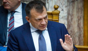 Ο Αν. Υπουργός Αθλητισμού, Γ. Βρούτσης, στην Τήνο συνοδευόμενος από Ολυμπιονίκες και Παγκόσμιους Πρωταθλητές