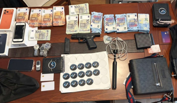 Συνελήφθη ανήλικος στην Κατερίνη για παραχάραξη νομισμάτων και διακίνηση καρτών ΑΤΜ - κλώνων, καθώς και παράβαση της νομοθεσίας για τα όπλα