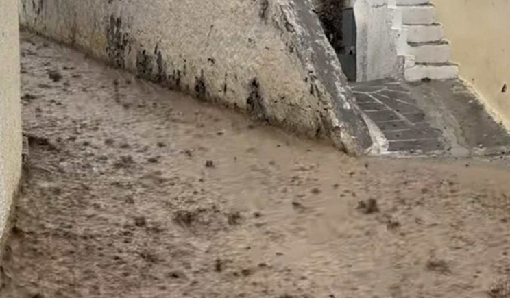 Ποτάμια οι δρόμοι στα χωριά της Σαντορίνης (βίντεο)