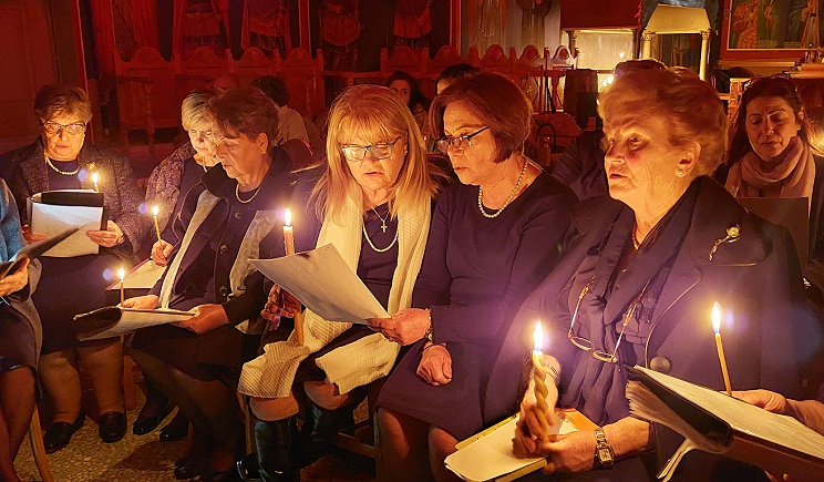 Πάρος, Νάουσα: Βαθιά κατάνυξη κατά την ψαλμωδία του θρηνητικού Μοιρολογιού της Παναγιάς στον Ι.Ν. Παντάνασσας