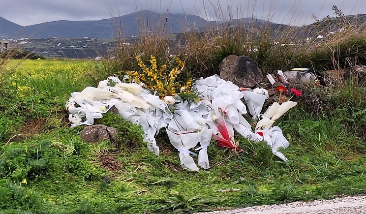 Πάρος, Τροχαίο δυστύχημα: Ραγίζουν καρδιές οι εικόνες – Λουλούδια και κεριά στον τόπο της τραγωδίας