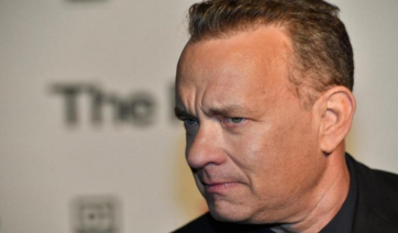 Στη Νάξο ο Τομ Χανκς: Φωτογραφίζεται με το προσωπικό σε ταβέρνα του νησιού