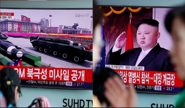 Επίδειξη ισχύος από τη Βόρεια Κορέα: Παρέλαση με εκατοντάδες στρατιωτικά οχήματα