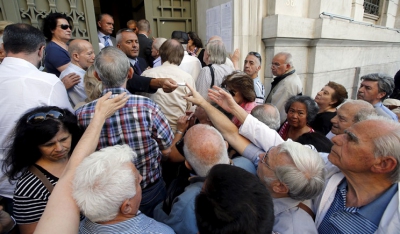 Συγκέντρωση διαμαρτυρίας συνταξιούχων έξω από το υπουργείο Εργασίας