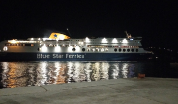 Πάρος: «Παιχνίδι» στα «χέρια» του ανέμου το Blue Star Ι – Δείτε την προσπάθεια του καπετάνιου να το δέσει στο παριανό λιμάνι