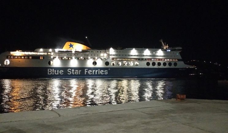 Πάρος: «Παιχνίδι» στα «χέρια» του ανέμου το Blue Star Ι – Δείτε την προσπάθεια του καπετάνιου να το δέσει στο παριανό λιμάνι