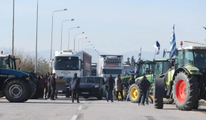 Άνοιξε ξανά το αεροδρόμιο του Ηρακλείου, υπό κατάληψη το κτήριο της Αποκεντρωμένης Διοίκησης