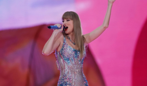 Η Τέιλορ Σουίφτ έδωσε μπόνους $197 εκατ. στους συνεργάτες της: Η στιγμή που ξέσπασαν σε κλάματα μόλις το ανακοίνωσε