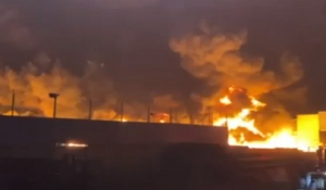 Ασπρόπυργος: Πύρινη κόλαση από μεγάλη φωτιά σε εργοστάσιο πλαστικών -Μήνυμα από το 112