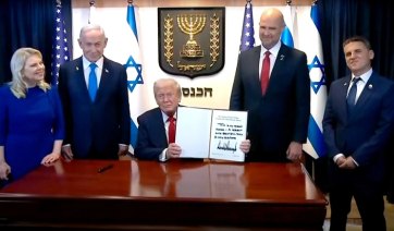 Στην Κνεσέτ ο Τραμπ για την ομιλία του - Κόκκινα καπέλα με σύνθημα «Τραμπ ο πρόεδρος της ειρήνης» (βίντεο)