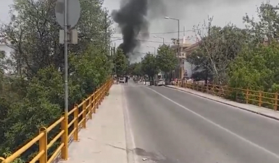 Επεισόδια στη Ν. Σμύρνη Λάρισας – Άναψαν φωτιές, έκλεισε κεντρικός δρόμος (βίντεο)