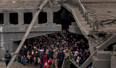 Η φωτογραφία που συγκλονίζει -Φοβισμένοι άμαχοι κρύβονται κάτω από γέφυρα που βομβάρδισαν οι Ρώσοι