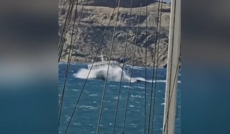 Μάχη με τα κύματα για να δέσουν στο λιμάνι της Νάξου (βίντεο)