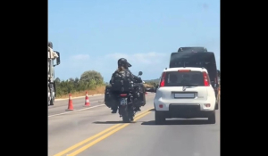 Οδηγός μοτοσικλέτας σπάει με κλοτσιά τον καθρέπτη αυτοκινήτου (βίντεο)