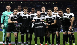 Οι παίκτες του ΠΑΟΚ φωτογραφήθηκαν κρατώντας μπλουζάκια αφιερωμένα στα 7 «αετόπουλα»