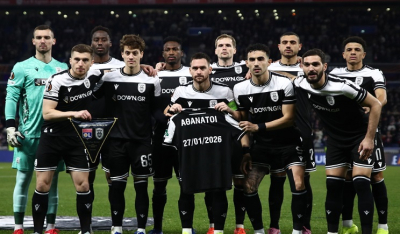 Οι παίκτες του ΠΑΟΚ φωτογραφήθηκαν κρατώντας μπλουζάκια αφιερωμένα στα 7 «αετόπουλα»