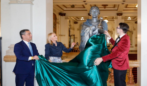 Στην Όπερα του Σάο Πάολο το εμβληματικό γλυπτό του Νίκου Φλώρου με τη μορφή της Μαρίας Κάλλας!