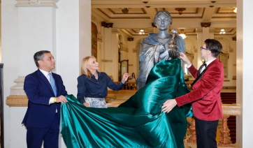 Στην Όπερα του Σάο Πάολο το εμβληματικό γλυπτό του Νίκου Φλώρου με τη μορφή της Μαρίας Κάλλας!