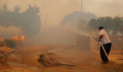 Σε ύφεση η φωτιά στην Ελαφόνησο - Στο «κόκκινο» η χώρα: 63 πυρκαγιές σε 24 ώρες