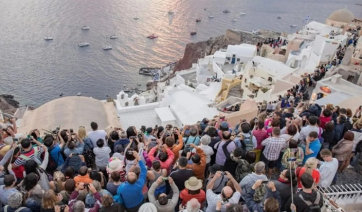 Ένωση Ξενοδόχων: Επείγουσα Έκκληση για Βιώσιμο Τουρισμό στη Σαντορίνη