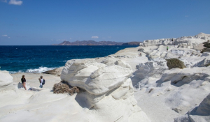 Μπλόκο στις οικοδομικές εργασίες στο Σαρακήνικο, κυβερνητική παρέμβαση για την προστασία της Μήλου
