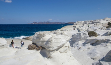 Μπλόκο στις οικοδομικές εργασίες στο Σαρακήνικο, κυβερνητική παρέμβαση για την προστασία της Μήλου