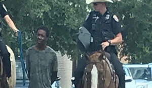 Σάλος στο Τέξας: Εφιπποι λευκοί αστυνομικοί σέρνουν μαύρο με σχοινί στους δρόμους σαν σκλάβο