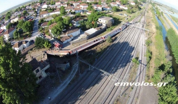 Ψάχνουν τα αίτια του εκτροχιασμού της αμαξοστοιχίας - Τρεις οι νεκροί