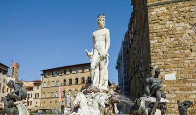 Τουρίστρια στη Φλωρεντία σκαρφάλωσε να πιάσει τα γεννητικά όργανα του Ποσειδώνα, προκαλώντας ζημιές χιλιάδων ευρώ