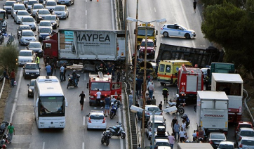 Δείτε βίντεο: Ανατροπή νταλίκας στην Αθηνών - Κορίνθου με τρεις τραυματίες