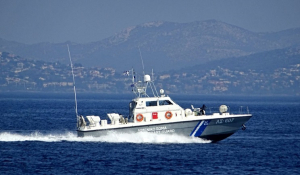 Παροχή συνδρομής σε πνευστή λέμβο στη Σύρο