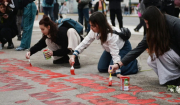 Τραγωδία στα Τέμπη: Φοιτητές ξανάγραψαν τα ονόματα των 57 θυμάτων μπροστά στον Άγνωστο Στρατιώτη