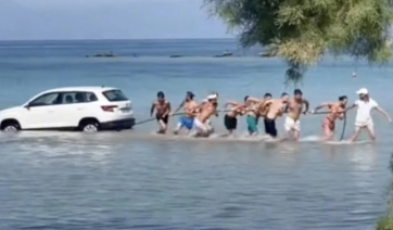 Αίγινα: ΙΧ και έπεσε στη θάλασσα -Το έβγαλαν οι λουόμενοι κάνοντας ανθρώπινη αλυσίδα [βίντεο]