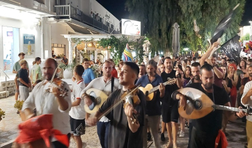 Πάρος, Νάουσα: Ξεσήκωσε το χωριό η μουσική πατινάδα! –Νησιώτικο γλέντι με παραδοσιακούς οργανοπαίκτες και μπάλο (Bίντεο)