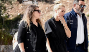 Συντετριμμένη η Βικτώρια Καρύδα στην κηδεία του συζύγου της Γιάννη Μακρή